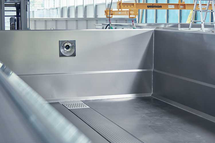 Edelstahlschwimmbecken Endkontrolle