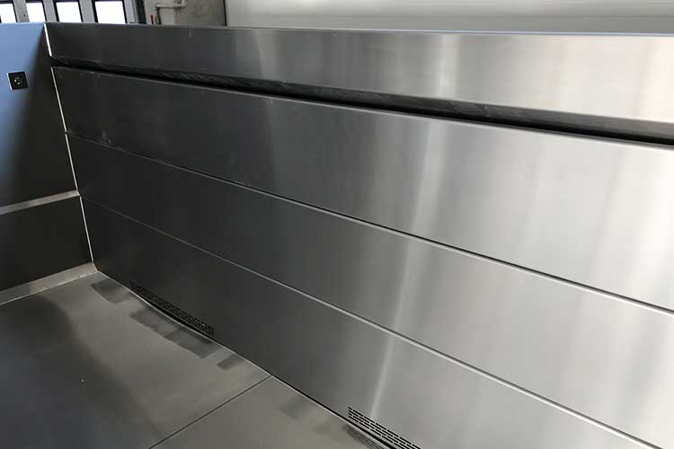 Edelstahlschwimmbecken Rolloverkleidung in Rückwandschacht