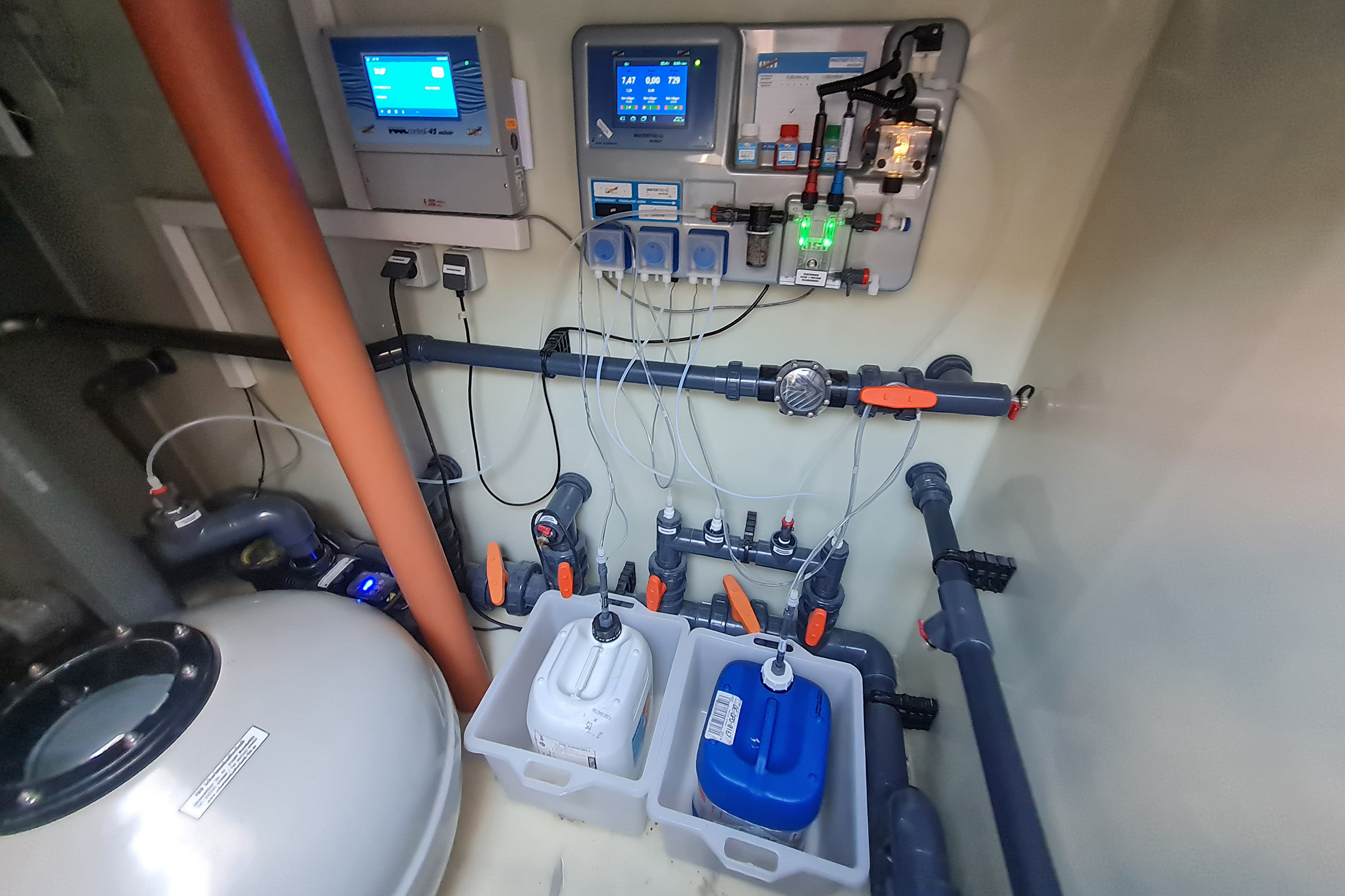 echnikraum mit Eco-Technikschacht, Dosieranlage und Leitungsführung für die Wasseraufbereitung eines Edelstahlpools