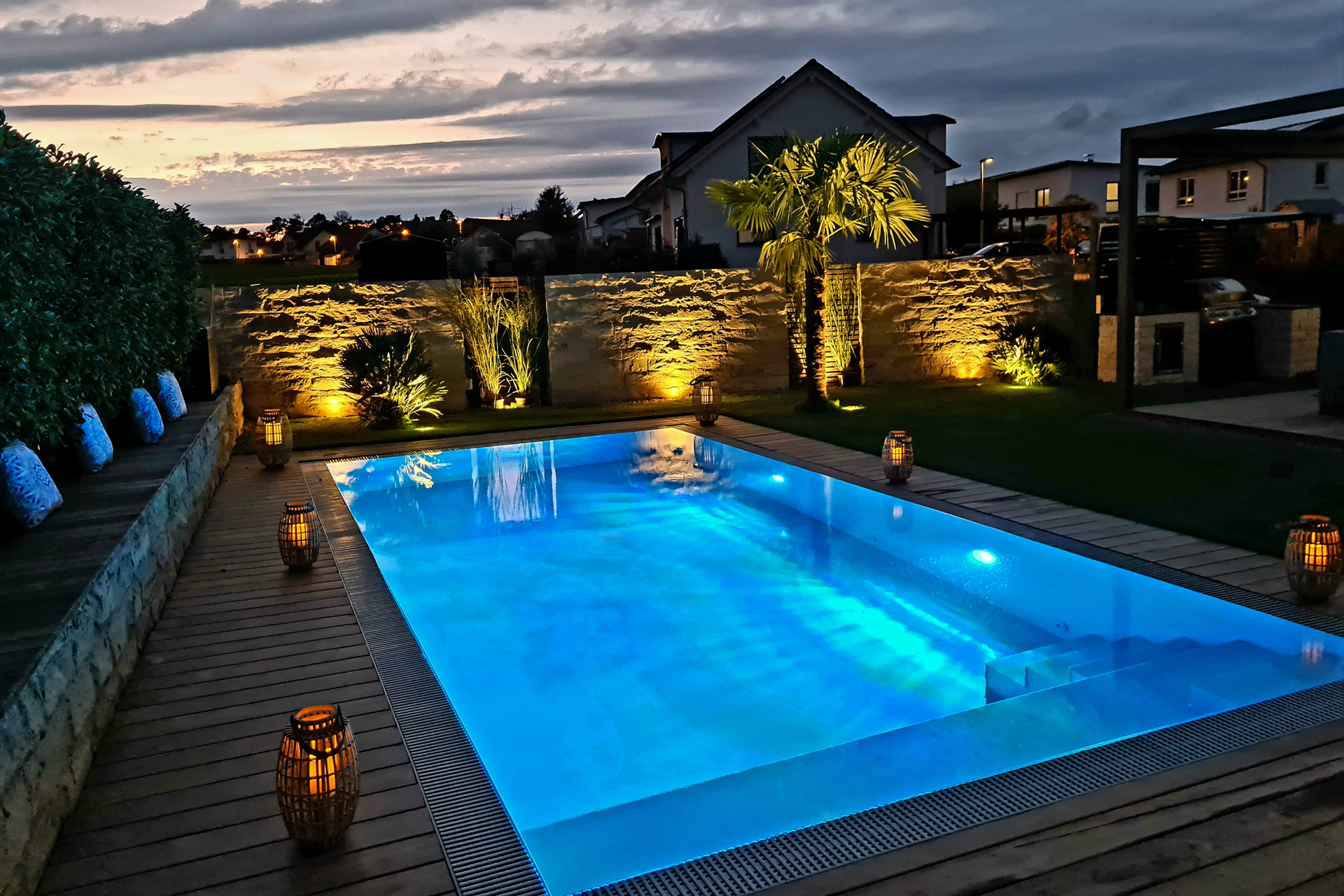 Polypropylen Überlaufbecken 3,3x7,0x1,35m mit gerader Ecktreppe, Podest und Unterflurrolladen